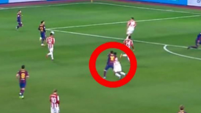Megabintang Barcelona, Lionel Messi (dalam lingkaran merah), saat pukul lawan