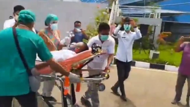 Viral video pria pingsan setelah menerima suntikan vaksin COVID-19.