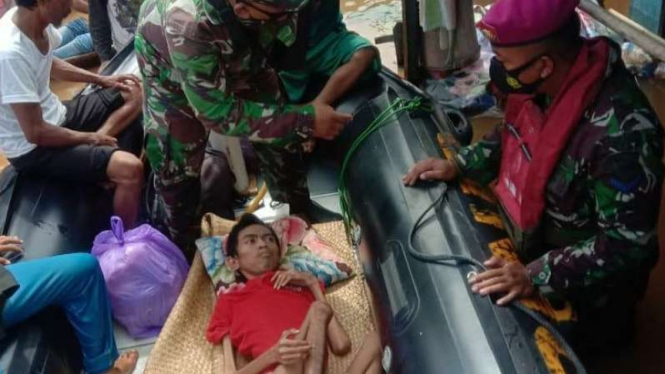 VIVA Militer: Pasukan Marinir TNI evakuasi pria disabilitas.