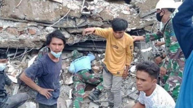 VIVA Militer: Prajurit TNI Angkatan Laut selamatkan nyawa korban Gempa Mamuju