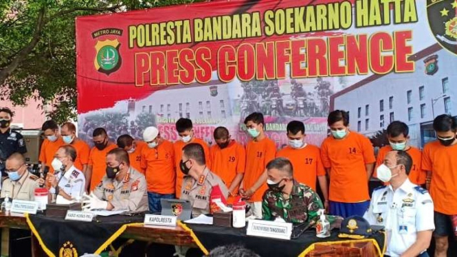 Polisi memperlihatkan komplotan tersangka pemalsu surat hasil keterangan tes swab/PCR untuk deteksi COVID-19 dalam konferensi pers di Bandara Soetta, Tangerang, Senin, 18 Januari 2021.