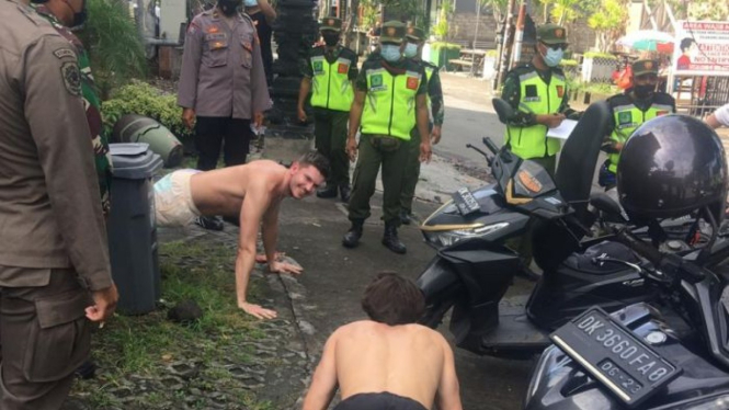 Beberapa orang yang melanggar protokol kesehatan virus corona Bali diminta melakukan push-up, sementara yang "melawan" didenda.