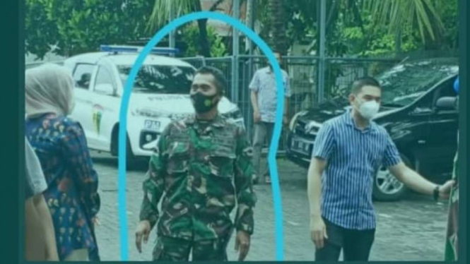 Sebuah foto dengan narasi yang menyebutkan seorang pejabat TNI di Kabupaten Gresik, Jawa Timur, meninggal dunia setelah disuntik vaksin COVID-19 buatan Sinovac beredar di jejaring WhatsApp dan media sosial.