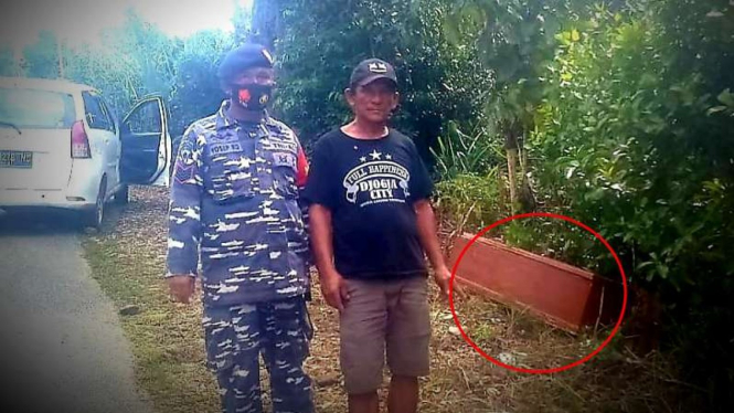 VIVA Militer: Serma TNI Yosep di dekat peti mati.