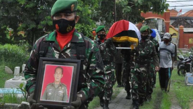 VIVA Militer: Prosesi pemakaman Mayor TNI Kav Gatot.