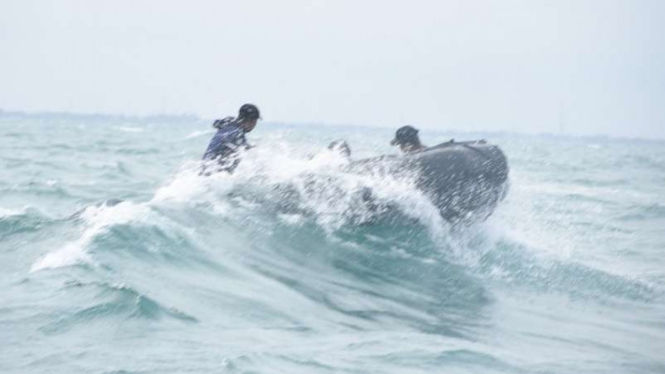 VIVA Militer: Pasukan Denjaka TNI AL saat dihantam gelombang.