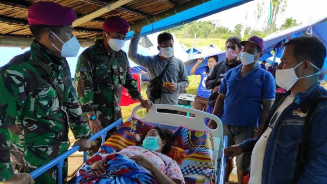 VIVA Militer: Tim Kesehatan TNI jemput bola mencari korban gempa Mamuju