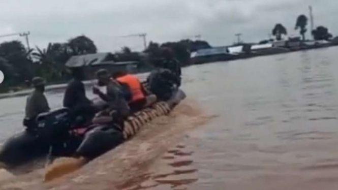 VIVA Militer: Prajurit Marinir TNI AL evakuasi korban banjir di Kalsel