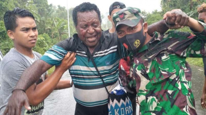 VIVA Militer: Prajurit TNI menolong pria korban kecelakaan lalu lintas