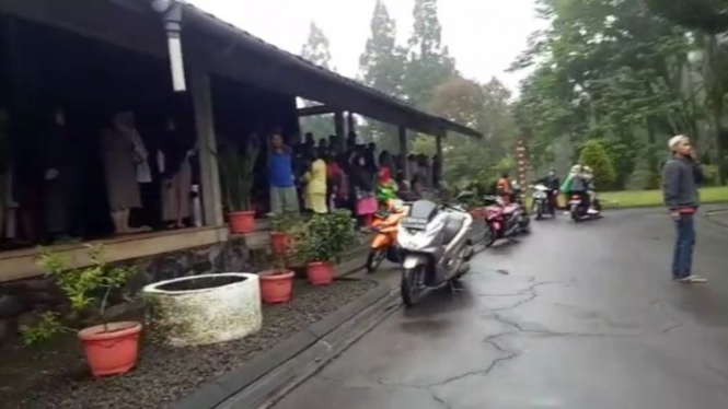 Warga korban banjir bandang di kawasan Gunung Mas Puncak Bogor dievakuasi