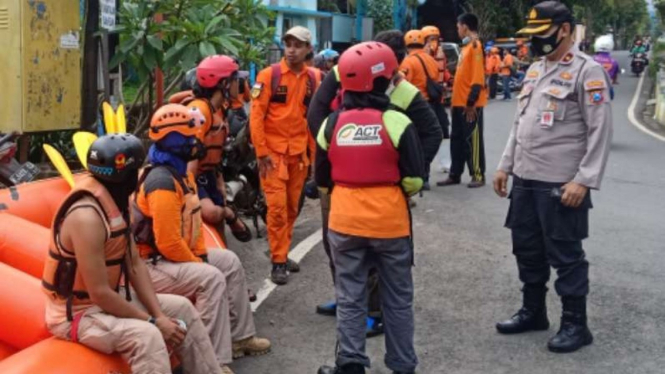 Tim SAR mencari korban longsor di Perumahan Sulfat Inside, Kota Malang.
