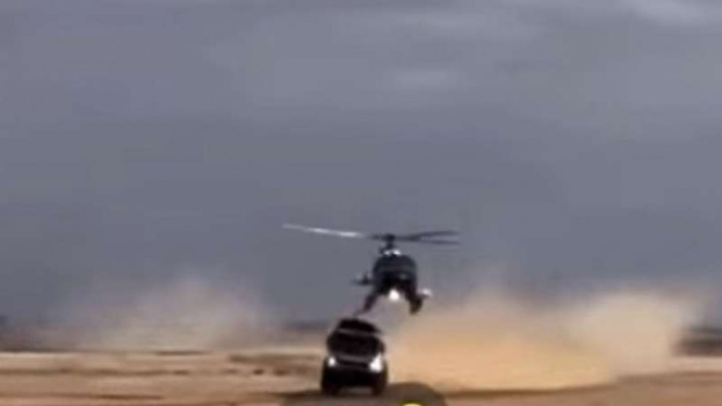 Truk peserta Reli Dakar tertangkap kamera tak sengaja menabrak Helikopter.