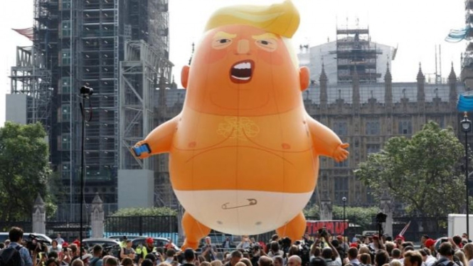 Balon raksasa Donald Trump