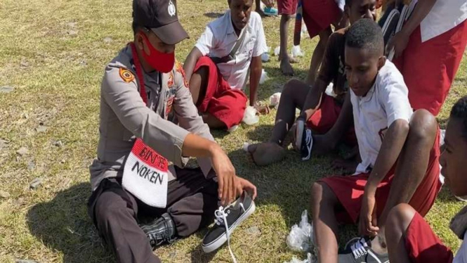 Anak SD di Papua menerima bantuan sepatu untuk bersekolah