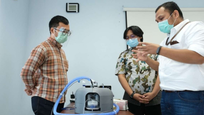 Beberapa akademikus Universitas Indonesia (UI) mendemonstrasikan alat bantu pernapasan hasil rancangan mereka, dinamai High Flow Nasal Cannula (HFNC), untuk membantu penanganan pasien COVID-19.