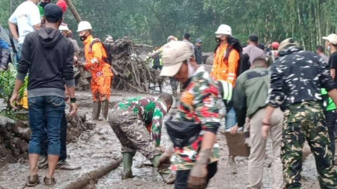 VIVA Militer: TNI turun tangan atasi korban banjir bandang di Gunung Mas Bogor
