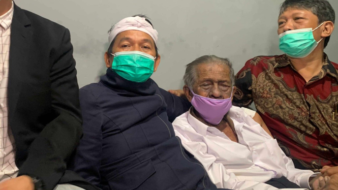 RE Koswara (tengah), seorang ayah yang digugat hukum oleh anaknya, bersama anggota DPR RI Dedi Mulyadi di kantor hukum Progresif di Jalan Ahmad Yani, Bandung, Rabu, 20 Januari 2021.