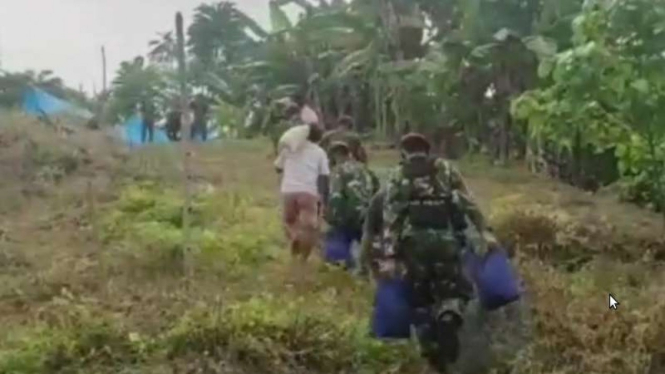 VIVA Militer: Marinir TNI AL distribusi logistik untuk korban gempa bumi Mamuju