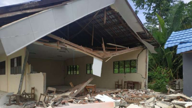 Sekolah rusak akibat gempa magnitudo 6,2 yang mengguncang Sulawesi Barat