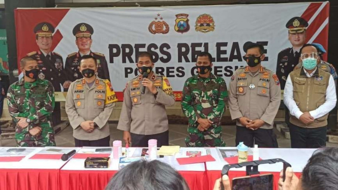Wakil Kepala Polda Jawa Timur Brigjen Pol Slamet Hadi Supraptoyo merilis kasus hoax Kasdim Gresik meninggal di Markas Polres Gresik pada Rabu, 20 Januari 2021.