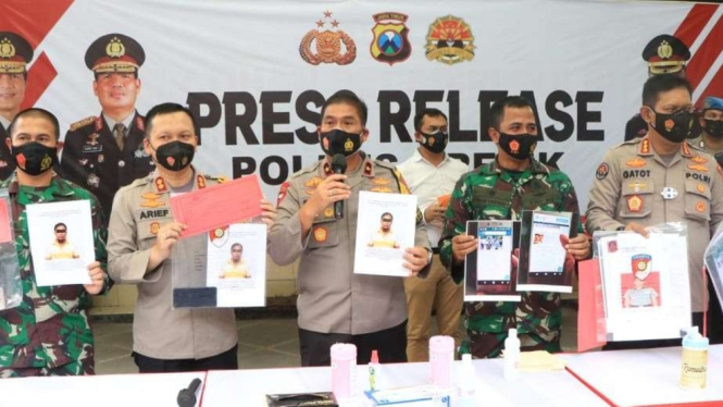 Wakil Kepala Polda Jawa Timur Brigjen Pol Slamet Hadi Supraptoyo merilis kasus hoax Kasdim Gresik meninggal di Markas Polres Gresik pada Rabu, 20 Januari 2020.
