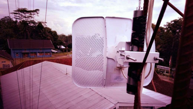 Peralatan jaringan internet di kamp pengungsi Gunung Merapi.
