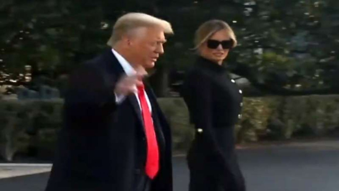 Presiden Donald Trump bersama Melania Trump meninggalkan Gedung Putih 
