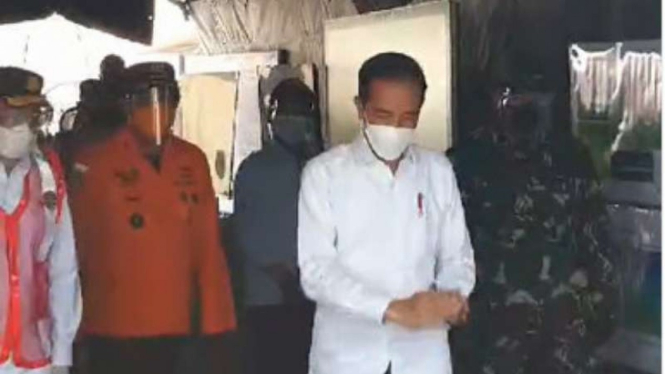 VIVA Militer: KSAL dampingi Presiden RI Joko Widodo tinjau Posko evakuasi SJ182