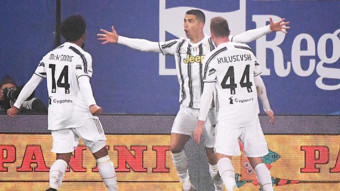 Megabintang Juventus, Cristiano Ronaldo, merayakan gol bersejarahnya