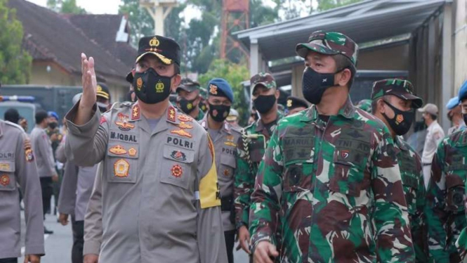 Pangdam Udayana Mayjen TNI Maruli Simanjuntak bersama Kapolda NTB Irjen M Iqbal