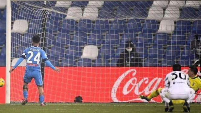Lorenzo Insigne gagal penalti ke gawang Juventus