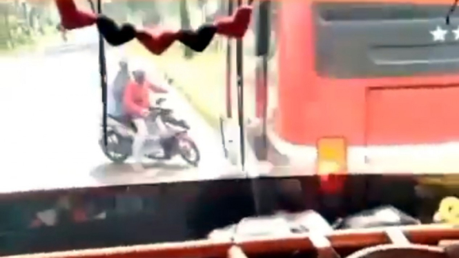 Motor nyaris tertabrak dua bus yang sedang balapan