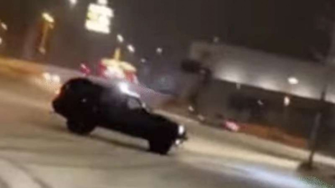 Mobil Jeep gagal terlihat keren ketika melintas di jalanan bersalju
