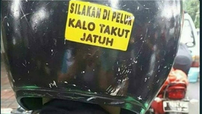 Stiker di helm pengendara ojol yang bikin warganet tertawa