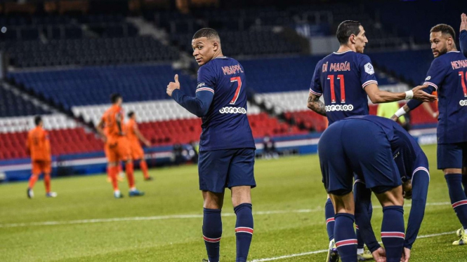 Kylian Mbappe dan pemain PSG merayakan gol