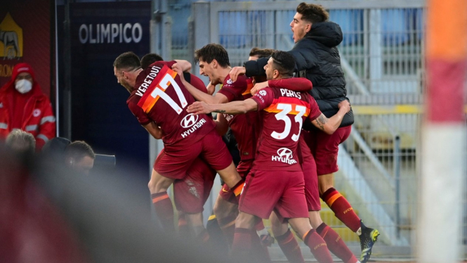 Pemain AS Roma merayakan gol ke gawang Spezia