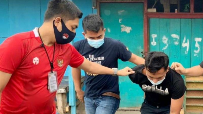 AKP Arief Purnama Oktora (baju merah) tangkap pengedar sabu