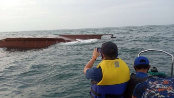 Kecelakaan Kapal tongkang di perairan Gresik, Jawa Timur