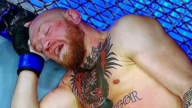 Conor McGregor usai dihantam Dustin Poirier di UFC 257