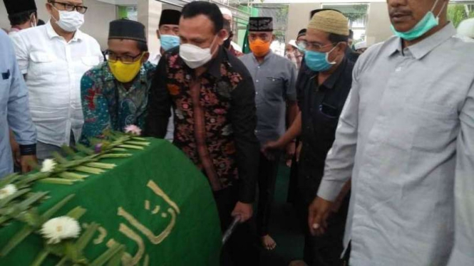 Ketua KPK, Firli Bahuri, turut mengangkat keranda jenazah ibu dari Pintauli.