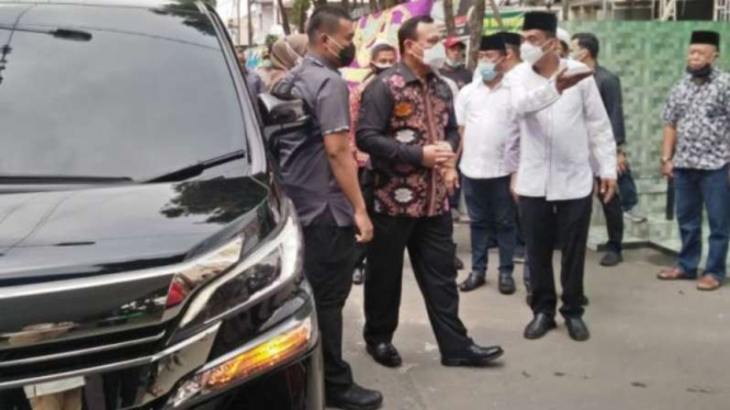 Ketua KPK, Firli Bahuri, saat melayat ibu dari Wakil Ketua KPK, Pintauli Siregar