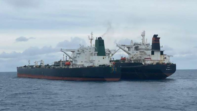 Dua kapal tanker asing terciduk transfer BBM ilegal.