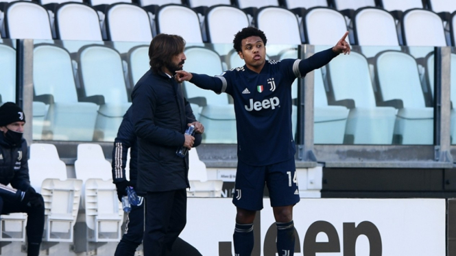 Pelatih Juventus, Andrea Pirlo saat memberi instruksi kepada Weston McKennie