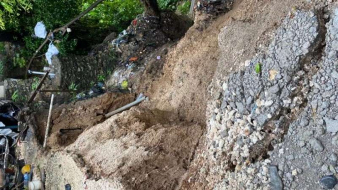 Peristiwa tanah longsor yang terjadi di bantaran kali Liliba, Kota Kupang, NTT, pada Senin (25/1/2021).