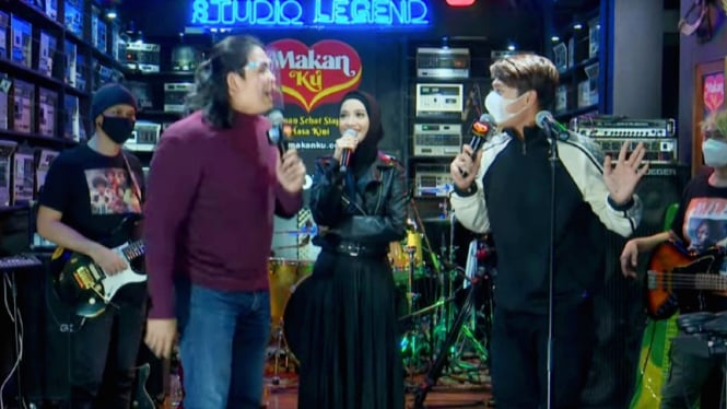 Penampilan Rizky Billar sebagai host dalam live streaming Ahmad Band