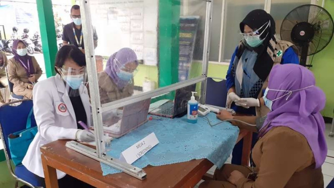 Tenaga kesehatan di Kabupaten Tangerang disuntikan vaksin Sinovac COVID-19