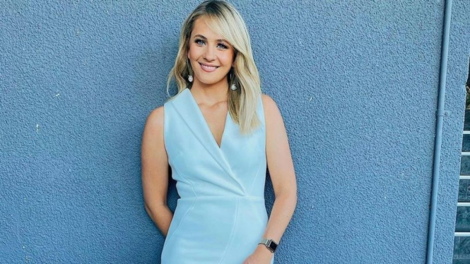 Warna gaun presenter berita Australia, putih atau biru?