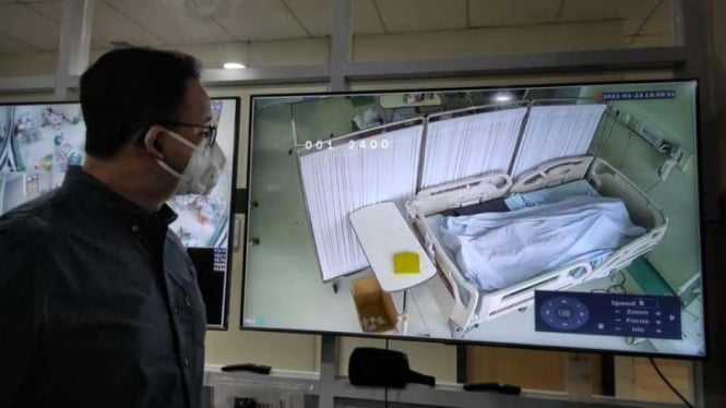 Gubernur DKI Jakarta, Anies Baswedan saat menyaksikan jenazah COVID-19 di RSUD 