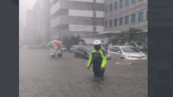 Banjir di Depan Mabes Polri