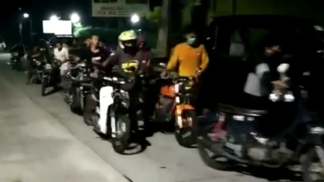 Puluhan pemuda dorong motor di malam hari